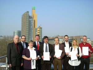 Mit Prof. Dr. Herbert Schirmer, Direktor der Vicenna-Akademie, dem Beisitzer Frank Frahm und dem Vorsitzenden des Prüfungsausschusses Dipl.-Ing. Peter Rode ( 1.,2. und 4.v.l.) freuen sich Daniela Döring, Sven Becker, Uwe Schlepper, David Krause, Sabrina Wohlrab und Jörg Rechenberg