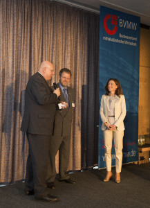 (v.r.n.l.) Alexandra Horn, Leiterin Verbandskooperationen und Projekte des BVMW e.V. stellt die Vizepräsidenten Ralf Lemster (BDÜ e.V.) und Manfred Kindler (KKC e.V.) vor Foto: Königs-Fotografie